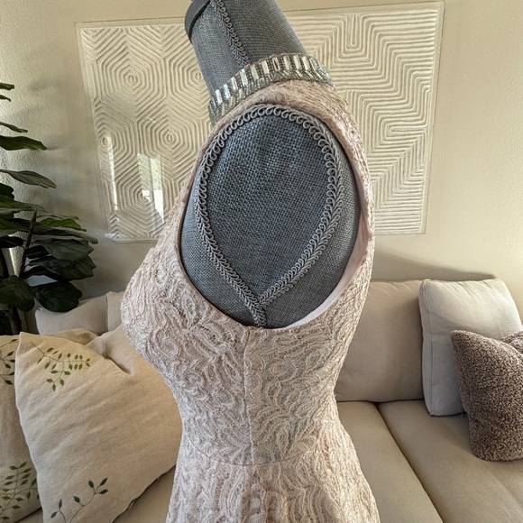 Pink Princess Style Lace Dress! - Picture 5 of 9